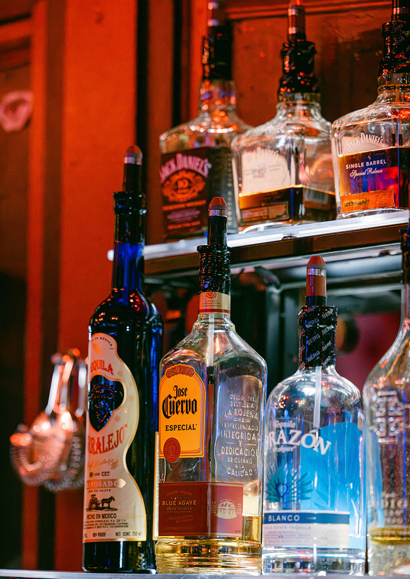 drink specials board at Willies Lounge